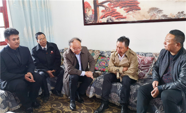 學院領導與四開鄉(xiāng)黨委書記克惹伍沙、鄉(xiāng)長薛文勇作交流.jpg