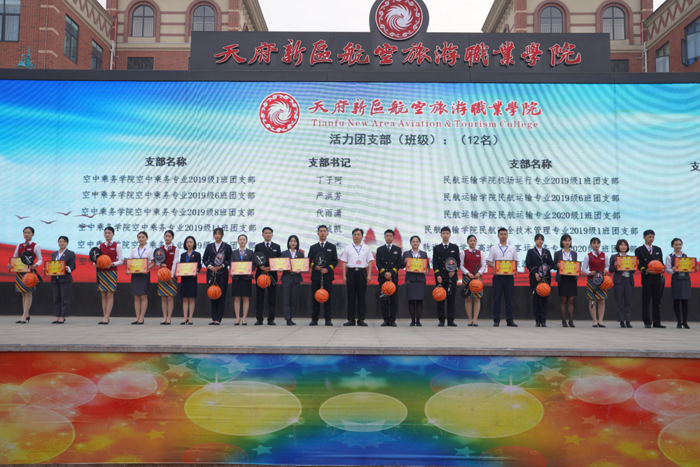 黨委書記、督導(dǎo)專員王元瓏為活力團(tuán)支部頒獎.jpg
